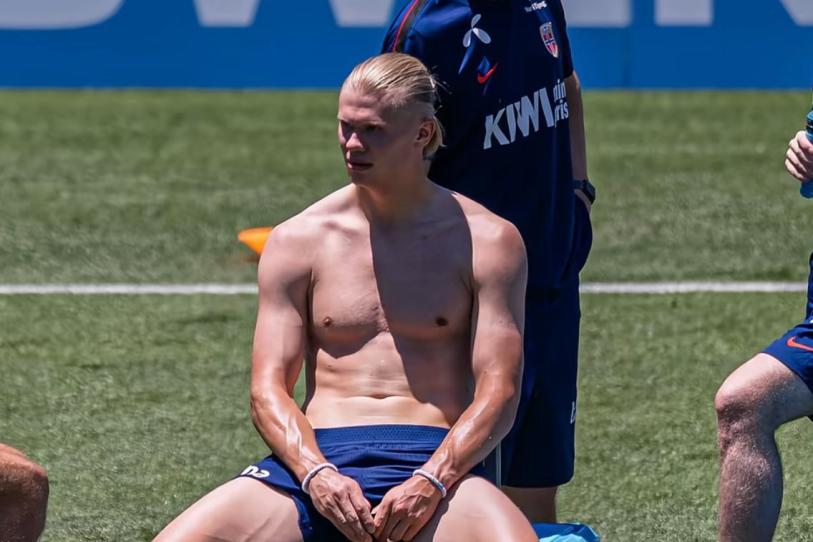 Haaland y Noruega entrenan sin playera, no soportan el calor o así buscan adaptarse al calor del Mundial