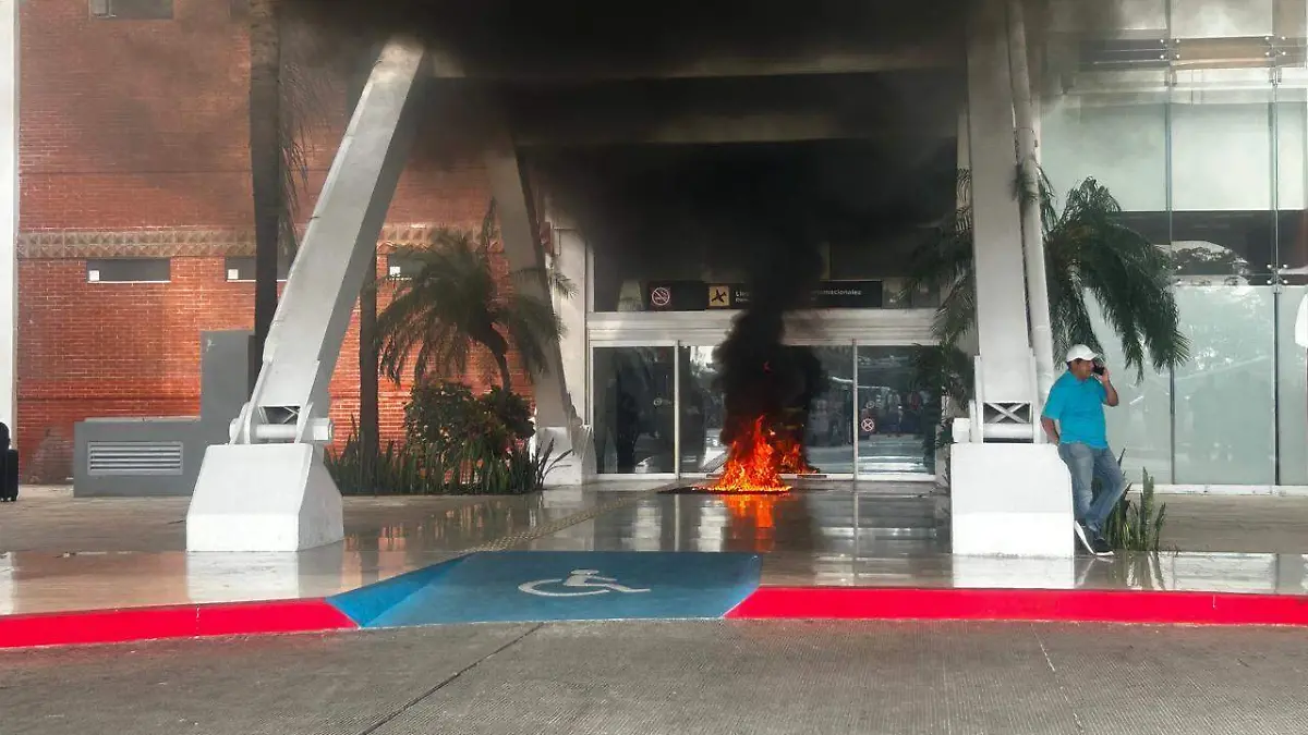 CNTE toma Aeropuerto Internacional Ángel Albino Corzo en Chiapas y lo queman