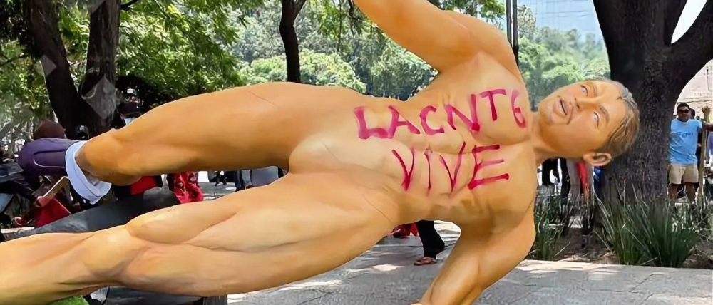 Manifestantes derriban estatuas mundialistas en Reforma durante protesta de la CNTE
