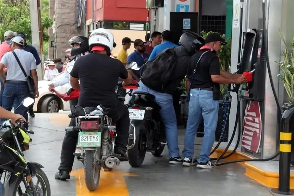 Maestros de la CNTE toman gasolineras en Tuxtla Gtz., Chiapas; regalan la gasolina
