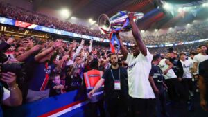 Willian Pacho recibió una gran ovación en París en los festejos de PSG campeón